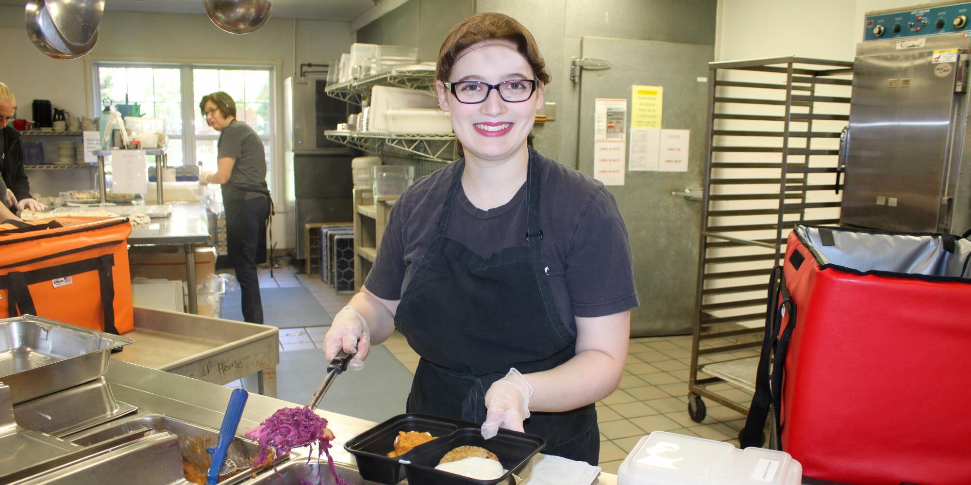 meals at home volunteer volunteer prepping meals for seniors